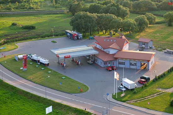 EU, PL, warm-maz. Lotnicze. Stacja benzynowa Okon w Orzyszu.
